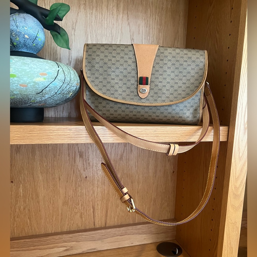 Gucci Authentic Vintage Sherry Line Clutch Bag GG Purse logo.